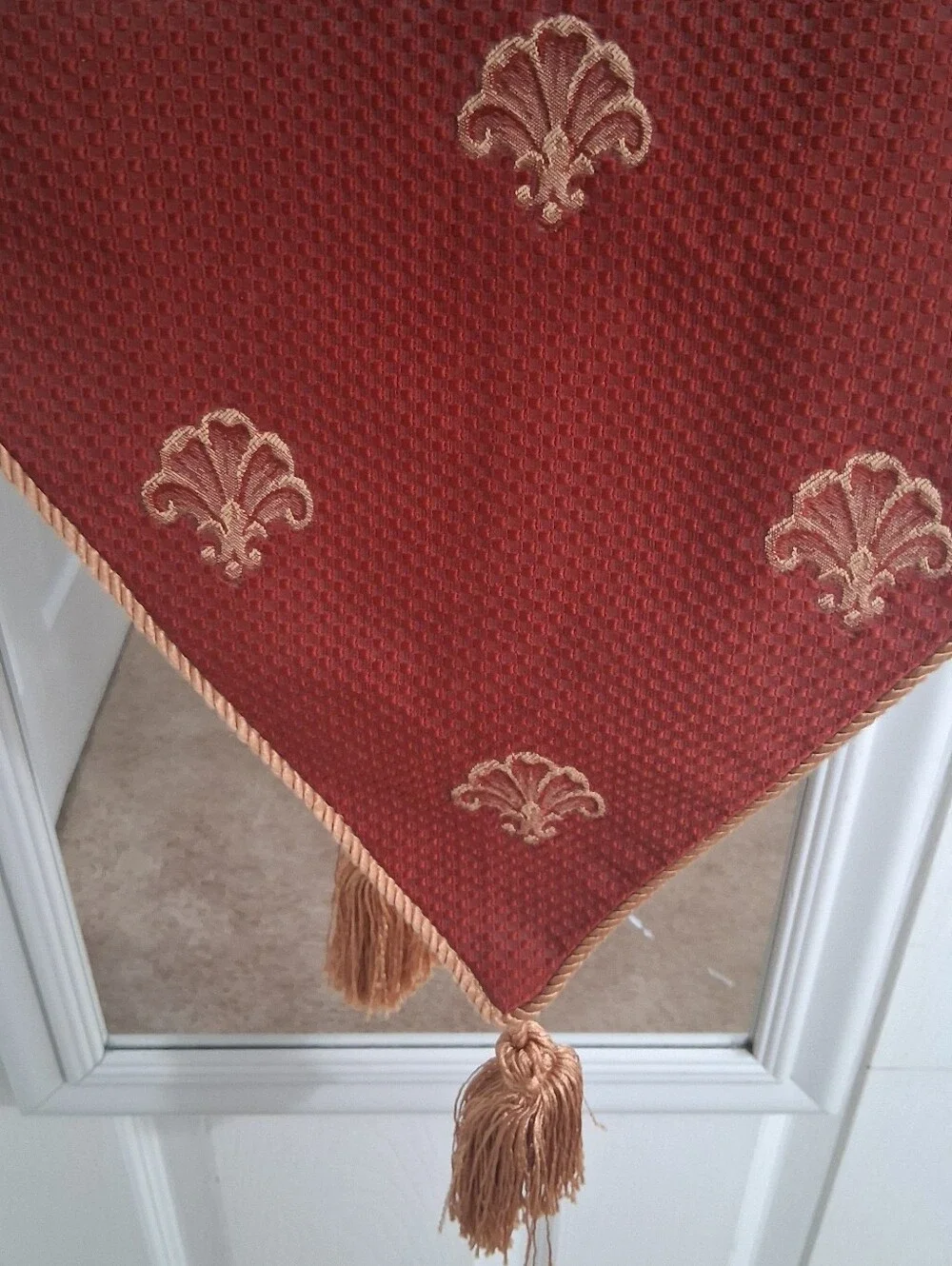 Traditional Damask Table Runner      17